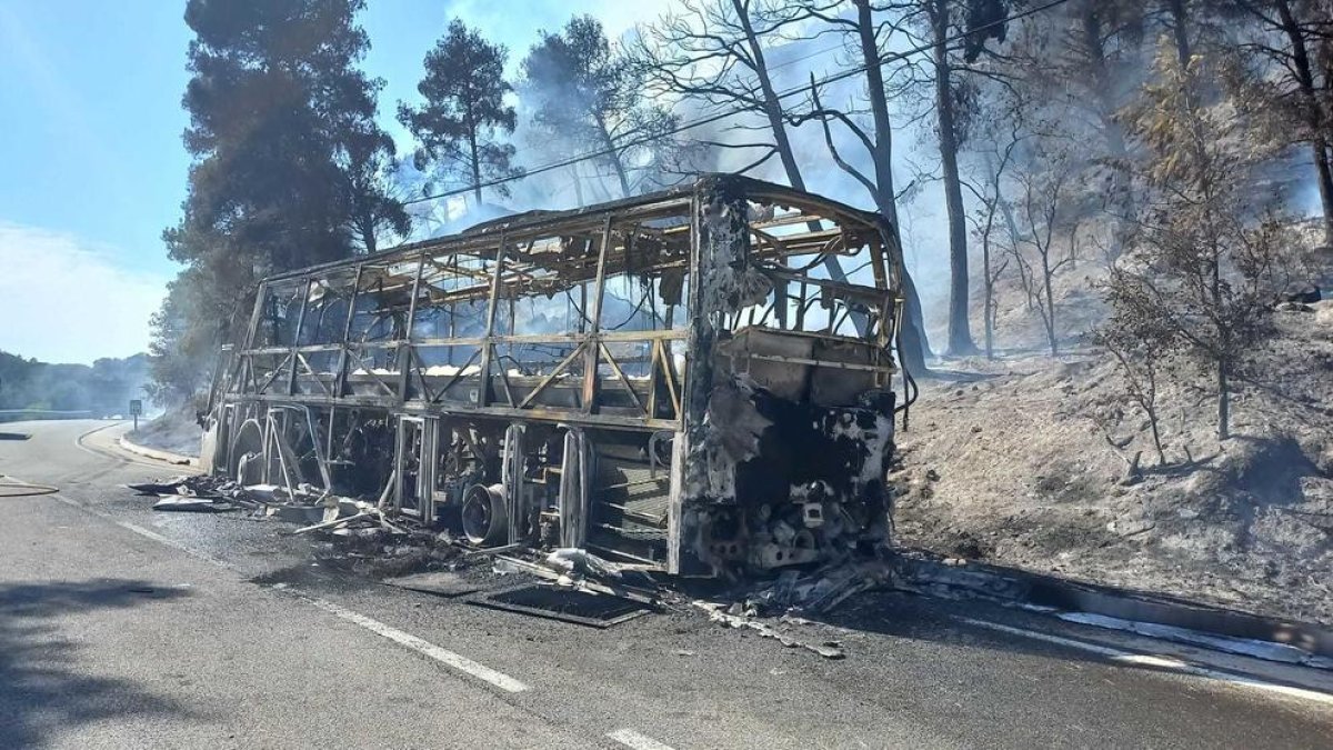 Estabilitzat l'incendi d'Alforja que ha provocat un autobús i ha cremat cinc hectàrees