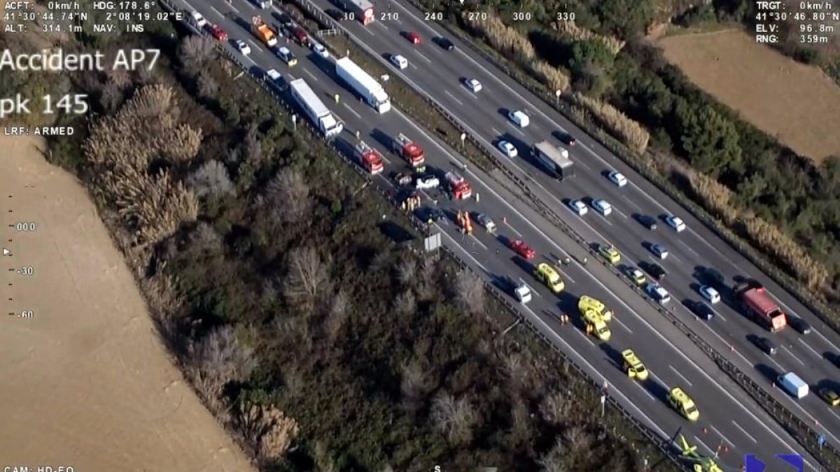 Tres morts i tres ferits en un accident múltiple entre un camió i quatre cotxes a l'AP-7, a Barberà del Vallès