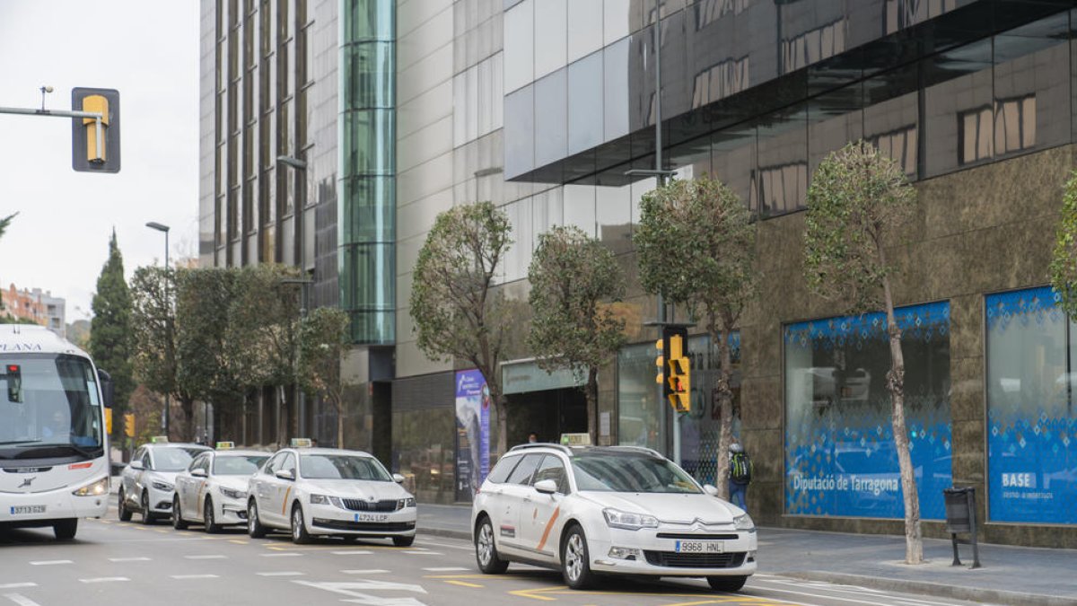 Los taxis de Tarragona subirán la tarifa si no baja el precio de la gasolina
