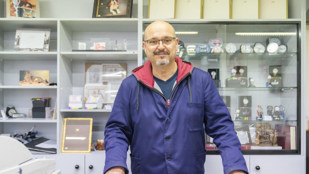 Una relojero de Torreforta cambia el rumbo del negocio por las tendencias de la era digital