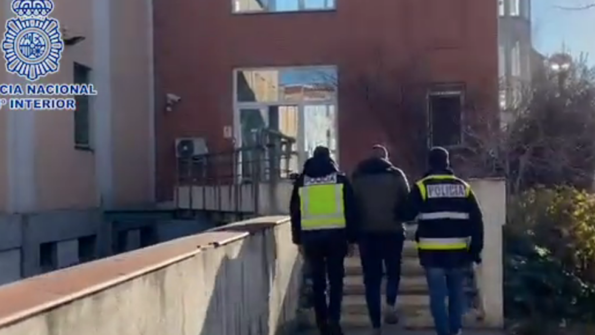 Cae una red que falsificaba pasaportes covid y PCR a famosos y delincuentes