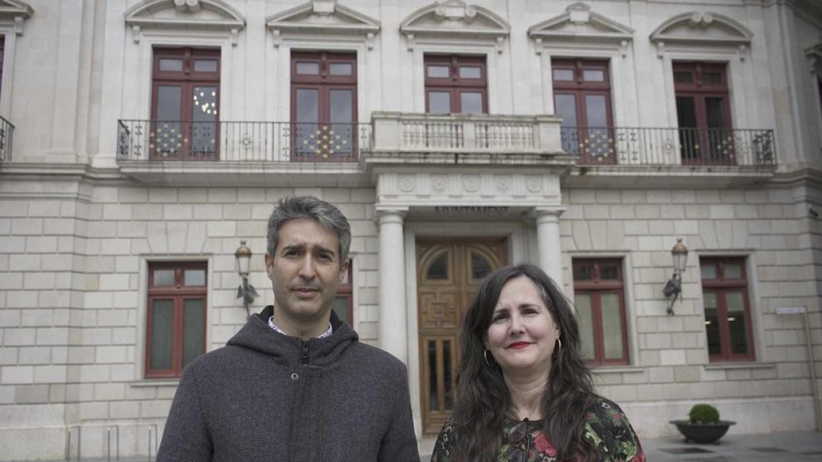 El Ayuntamiento de Reus tendrá que retirar el lazo amarillo de la fachada del palacio municipal