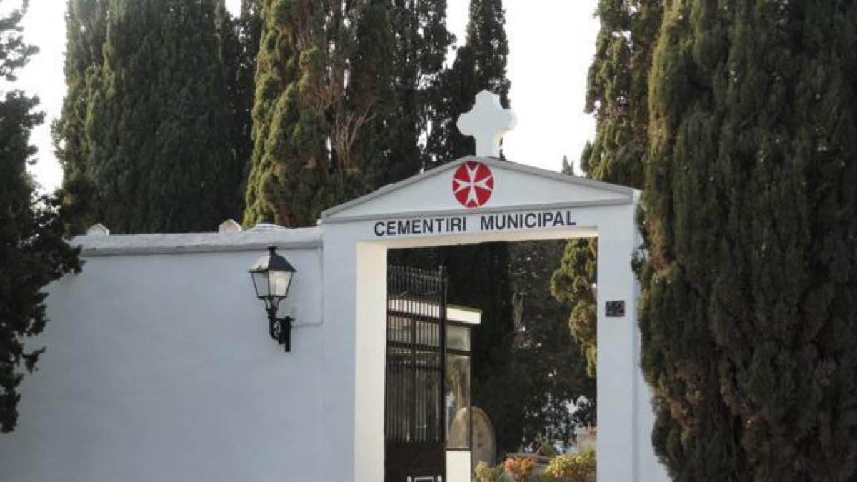 La pluja provoca l'ensorrament de sis nínxols centenaris del cementiri d'Amposta