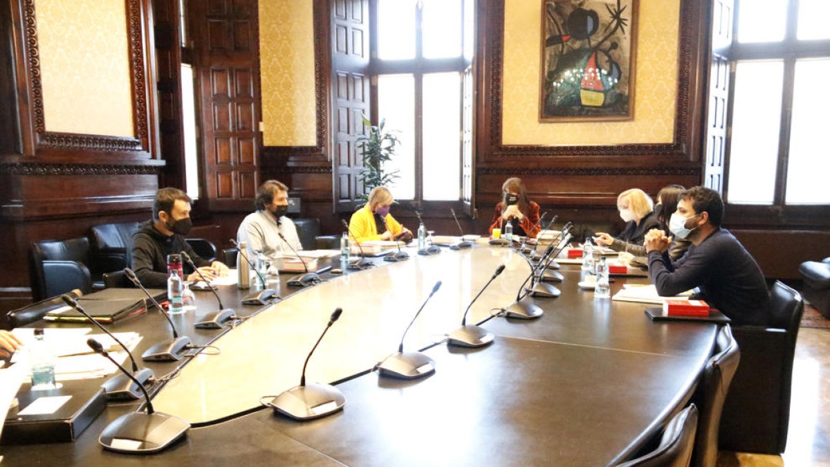 La Mesa del Parlament elimina directamente las licencias por edad