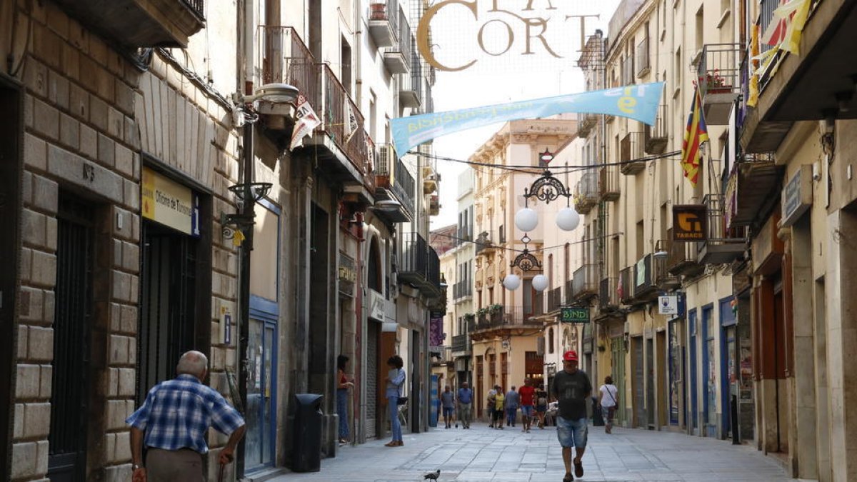 Valls reducirá un 95% el IBI a los jóvenes y las familias que vivan en el núcleo histórico