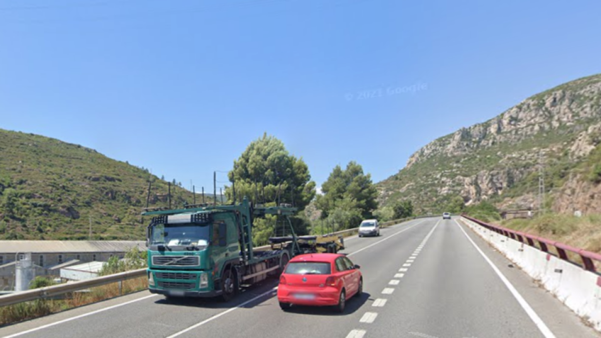 Un cotxe col·lisiona contra una muntanya després de xocar amb un altre vehicle a Alcover