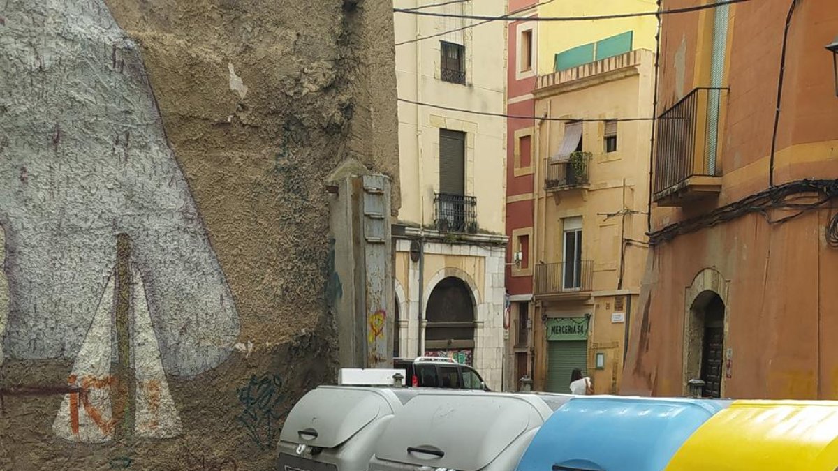 L'acumulació de brossa a la via pública a la Part Alta s'agreuja durant l'estiu