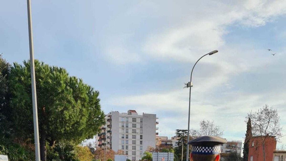 La Guardia Urbana pone en marcha una campaña para prevenir los accidentes por culpa de las distracciones