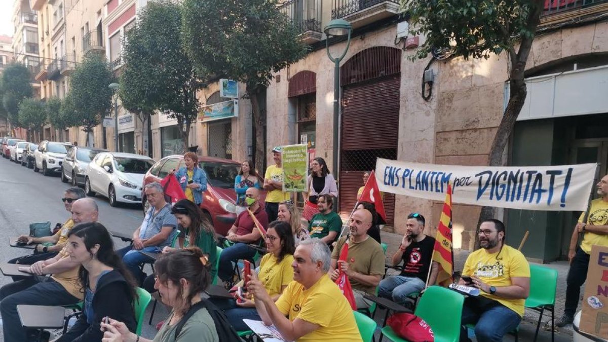 Professors es concentren davant dels Serveis Territorials d'Educació de Tarragona