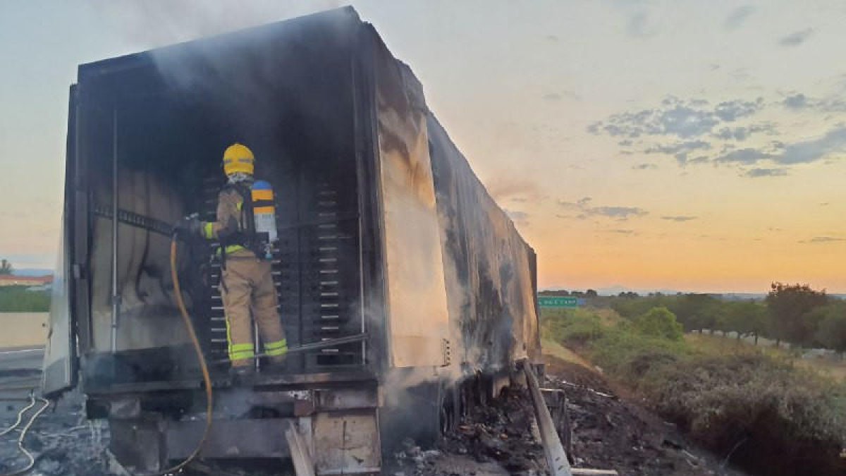 LA AP-7 se encuentra cortada en Vila-seca por el incendio de un camión