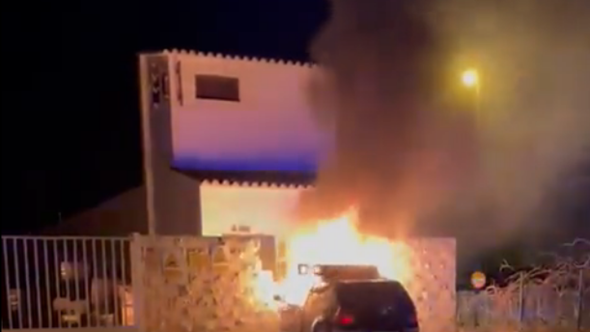 Se incendia un vehículo después de chocar contra el muro de un almacén en Reus