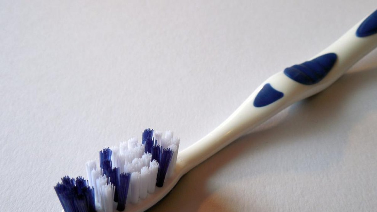 Detienen a un hombre por robar un cepillo de dientes amenazando con una navaja