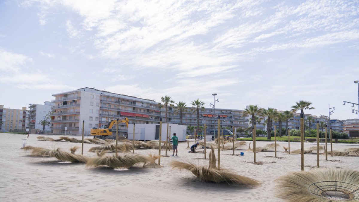 Empiezan a instalar los nuevos chiringuitos de playa del Pinar