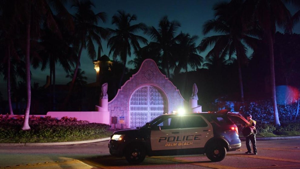 El FBI entra y registra la mansión de Trump en Mar-a-Lago