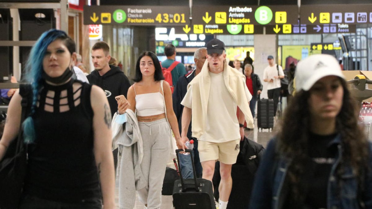 viajeros, aeropuerto del Prat, Barcelona