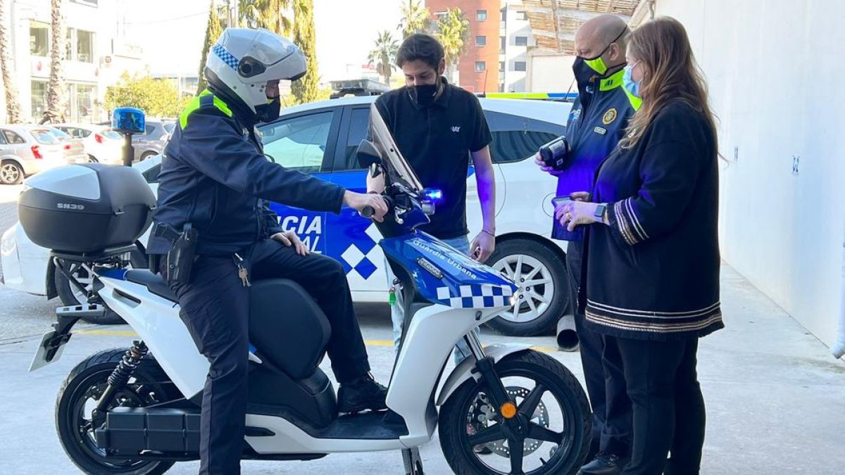 La Policia Municipal del Vendrell valora la renovació del seu parc mòbil amb motocicletes elèctriques de prova