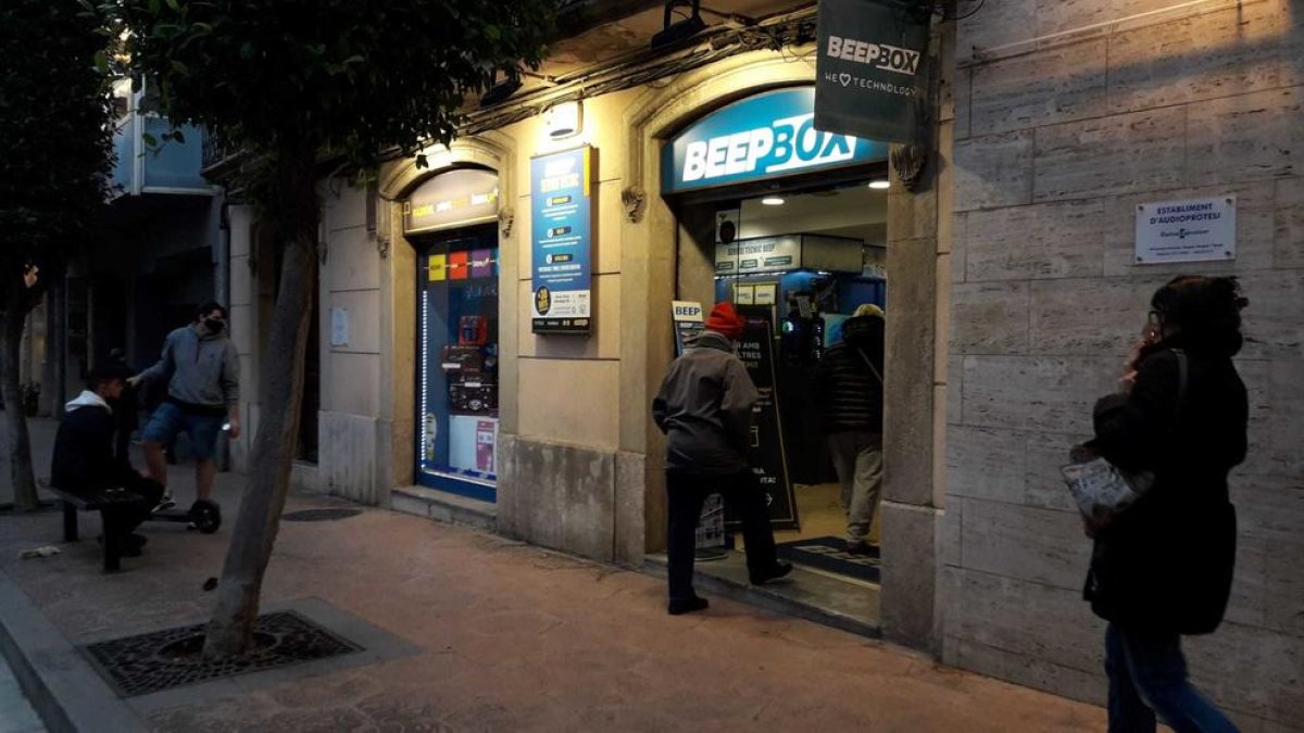 Roban de madrugada en la tienda de informática Beep de Reus