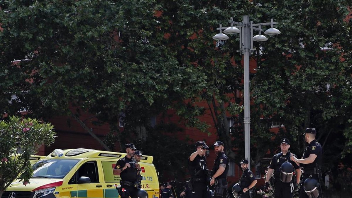 La Policia Nacional negocia amb un home atrinxerat amb la seva filla petita a Coslada (Madrid)
