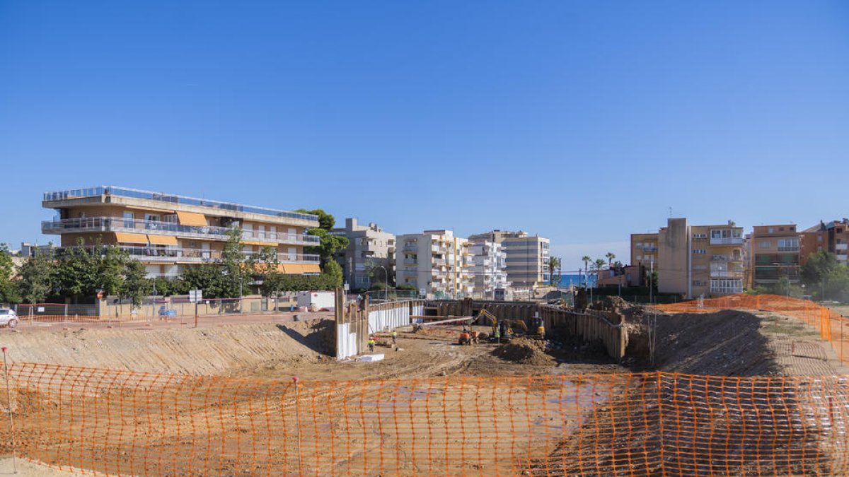 Salou proyecta la adaptación del estadio de fútbol afectado por las obras del ACA