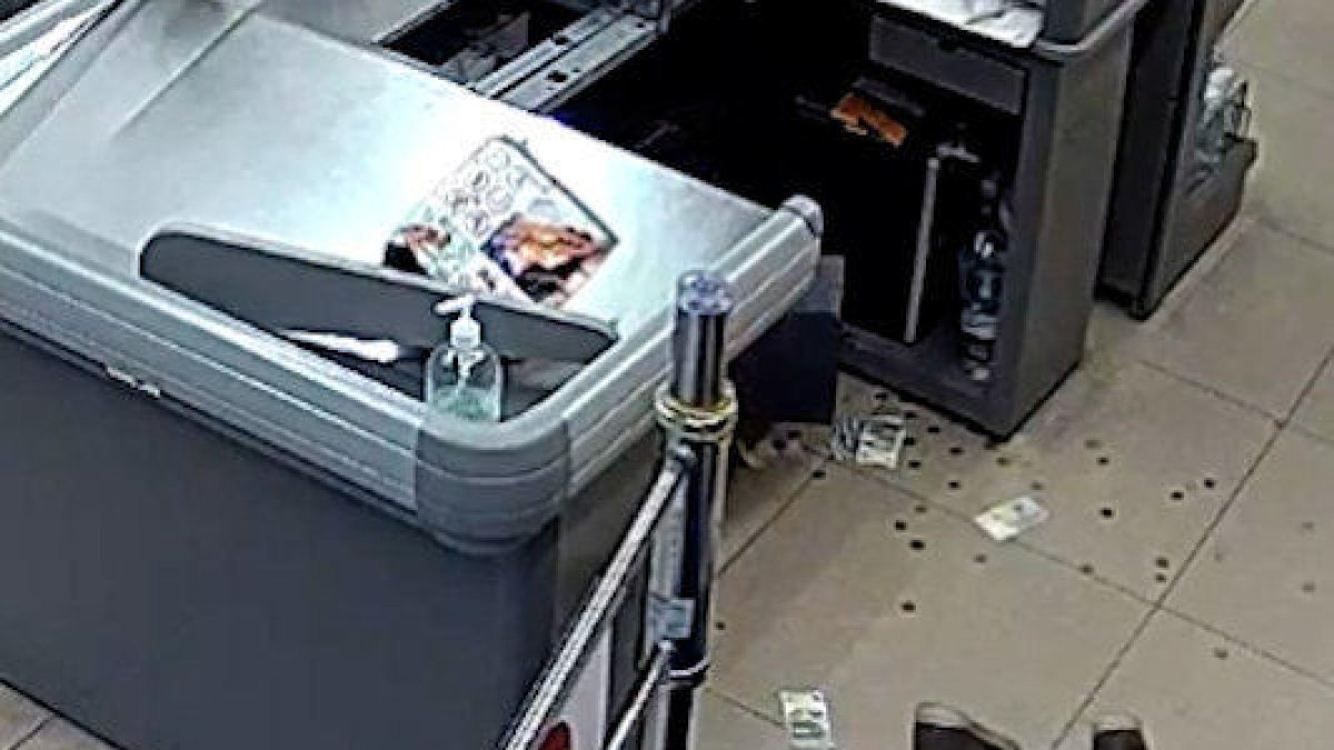 Un mosso fora de servei redueix i deté un lladre que intentava atracar un supermercat amb un ganivet