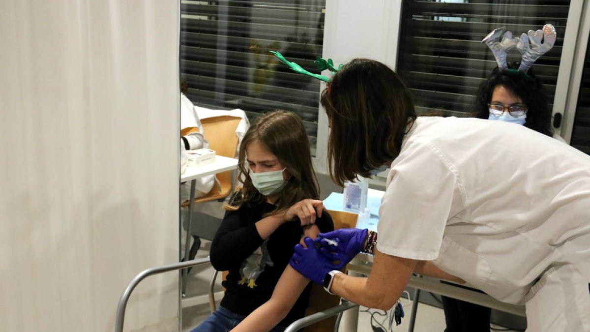 Espanya suma 215 morts per covid-19 (92.591), amb 18.805 persones a l'hospital (2.152 a l'UCI) i 133.553 infectats més