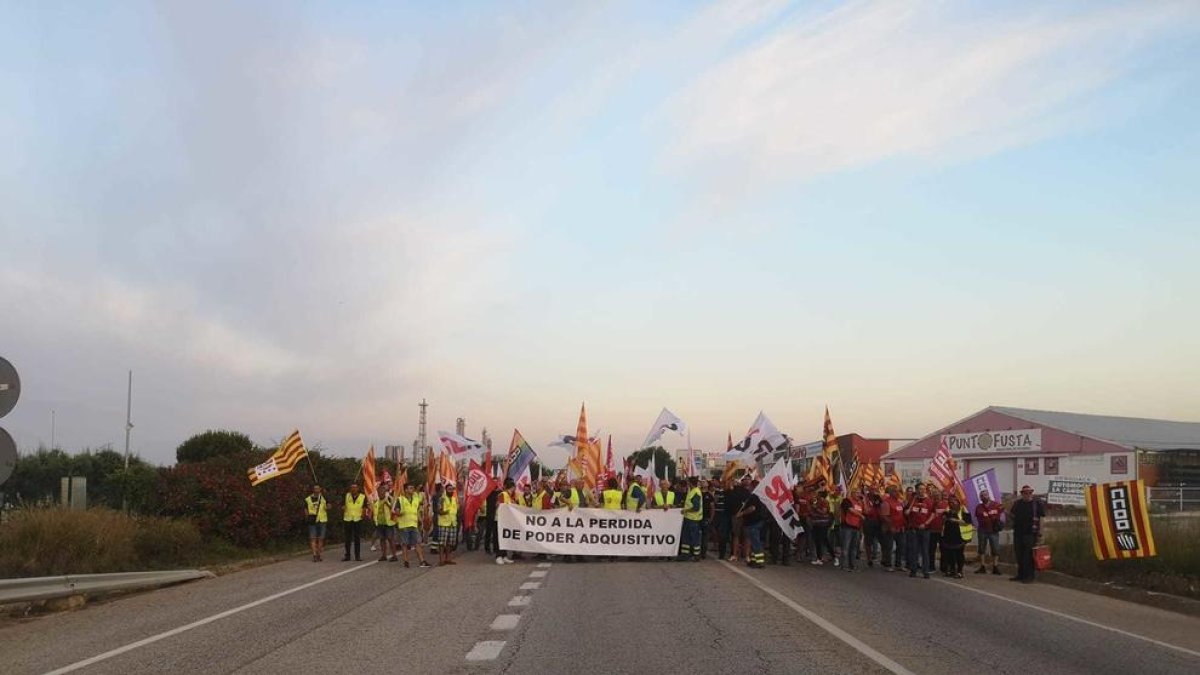 Cortada la N-340 en la Canonja por una marcha lenta de los trabajadores de BASF