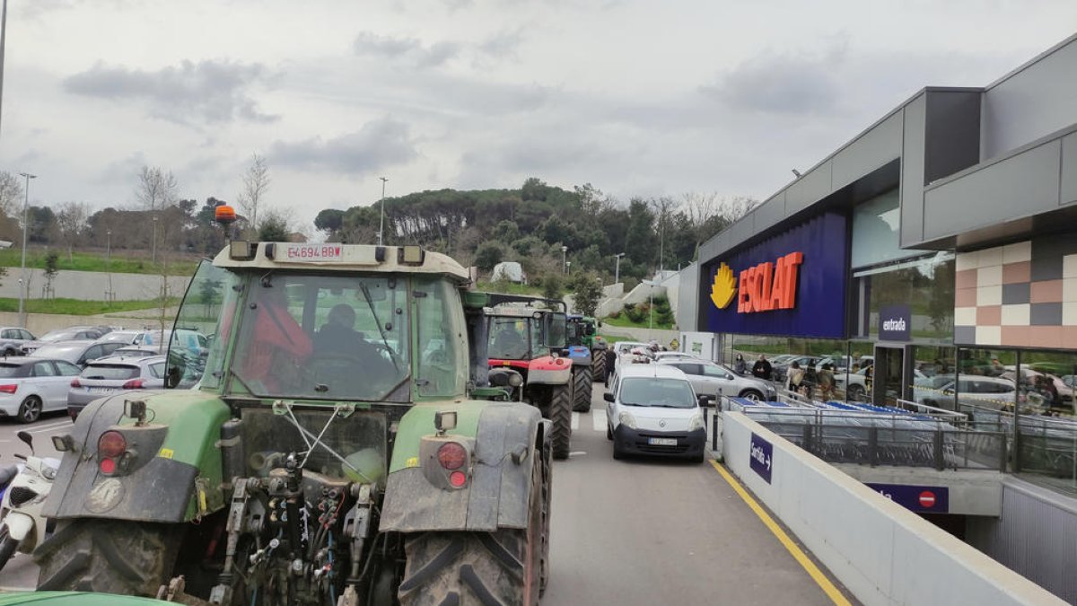 Los campesinos se manifiestan por toda Cataluña para denunciar «el abuso de las distribuidoras»