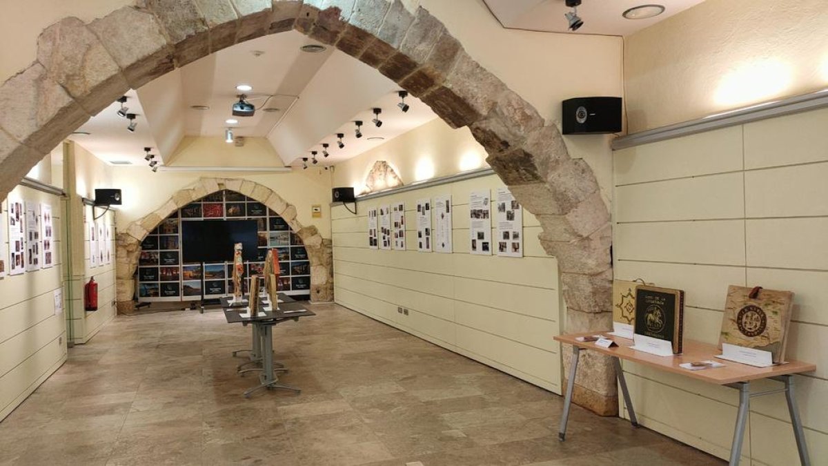 Una exposición gráfica permite conocer el folclore del Roser hasta el 16 de octubre