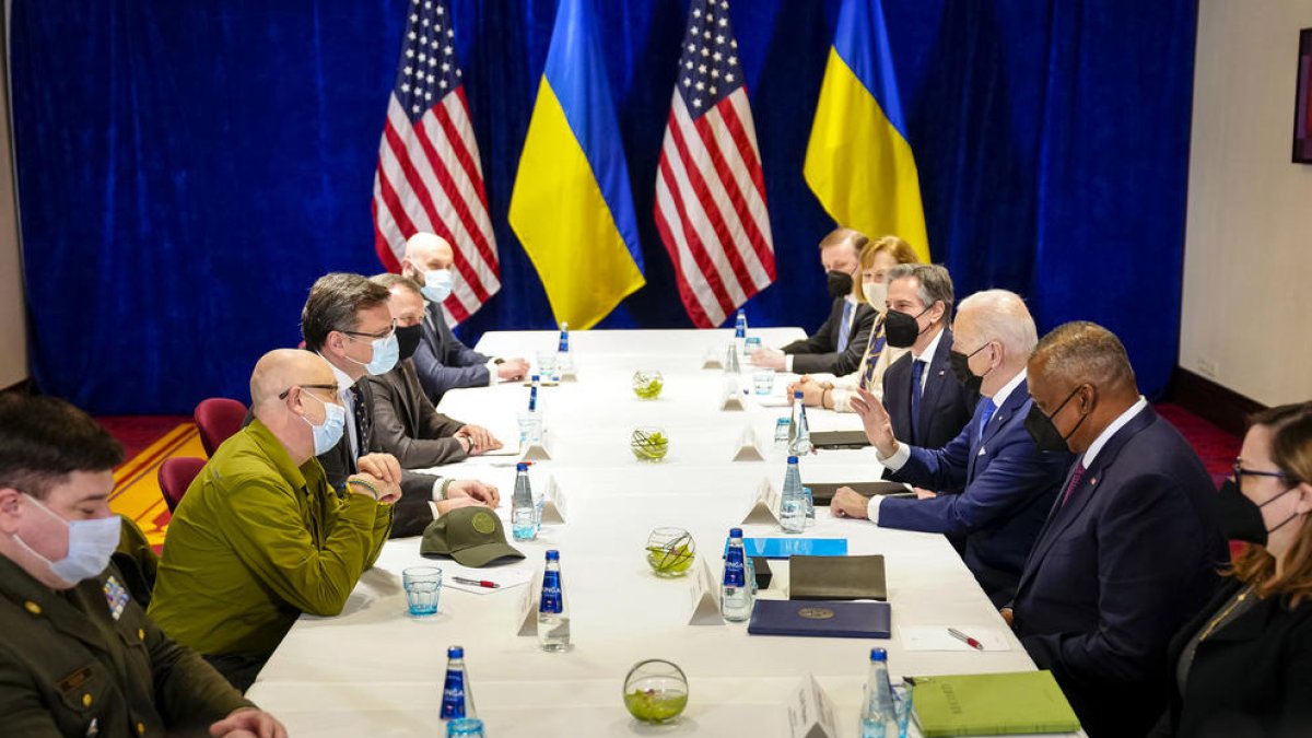 Biden se reúne con los ministros de Exteriores y Defiende de Ucrania y promete más ayudas