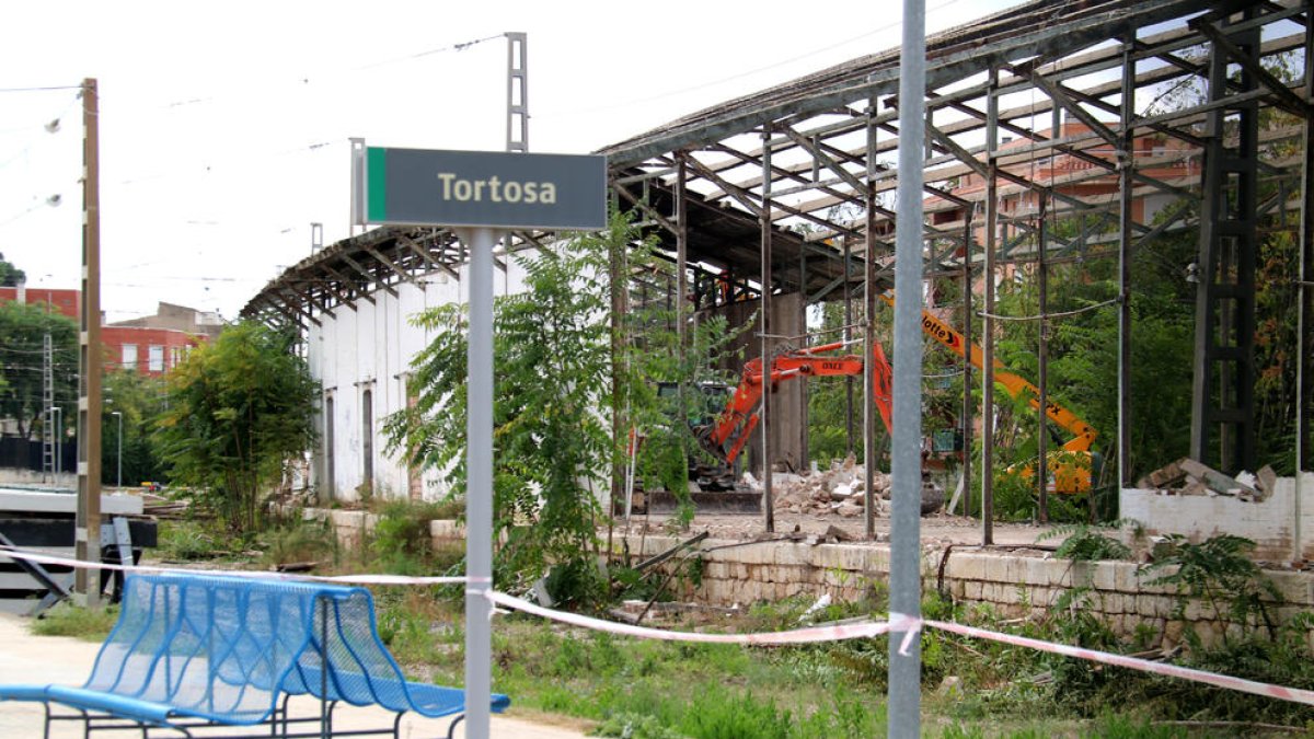 El Ayuntamiento de Tortosa proyecta un parking provisional en los antiguos almacenes ferroviarios