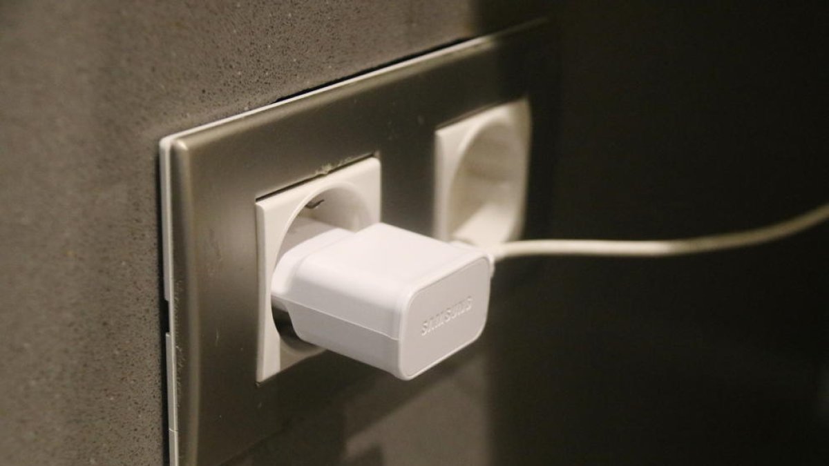 La UE acuerda un cargador único para móviles, tabletas y cámaras