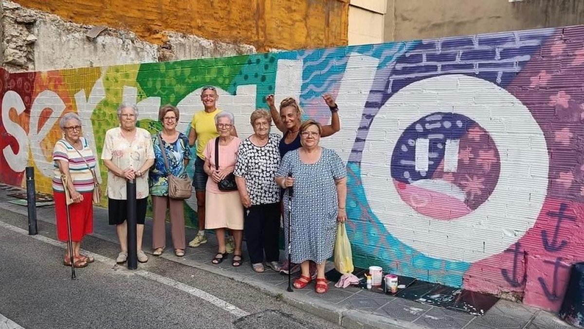 Una vecina del Serrallo restaura los dos murales solidarios dañados por los grafitos
