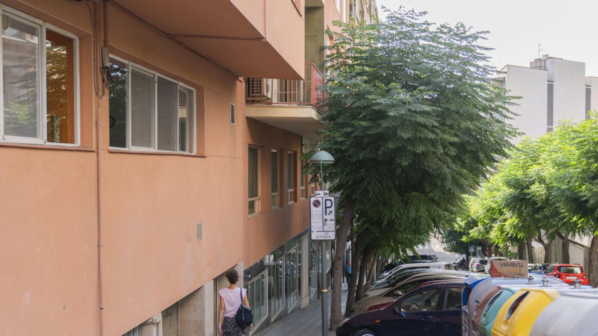 Los vecinos de la calle Eivissa de Tarragona denuncian que tocan los árboles desde los balcones