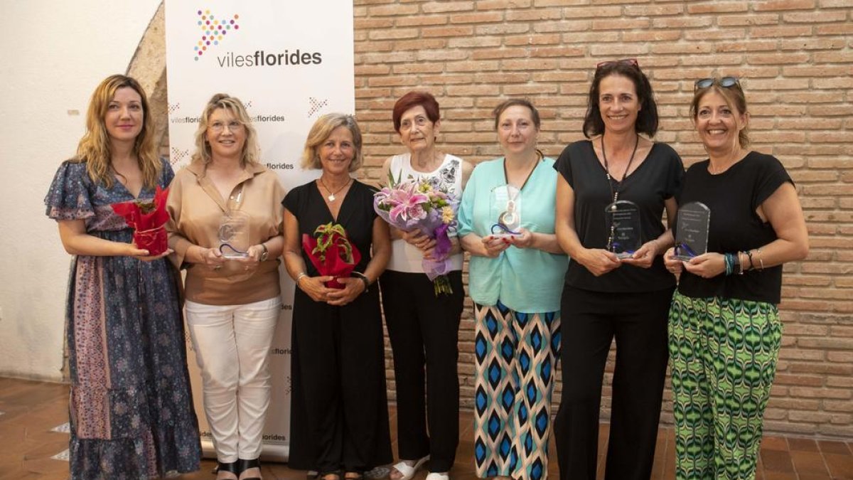 Tarragona entrega se aprietes por|para la decoración con flores de tiendas, restaurantes y balcones particulares
