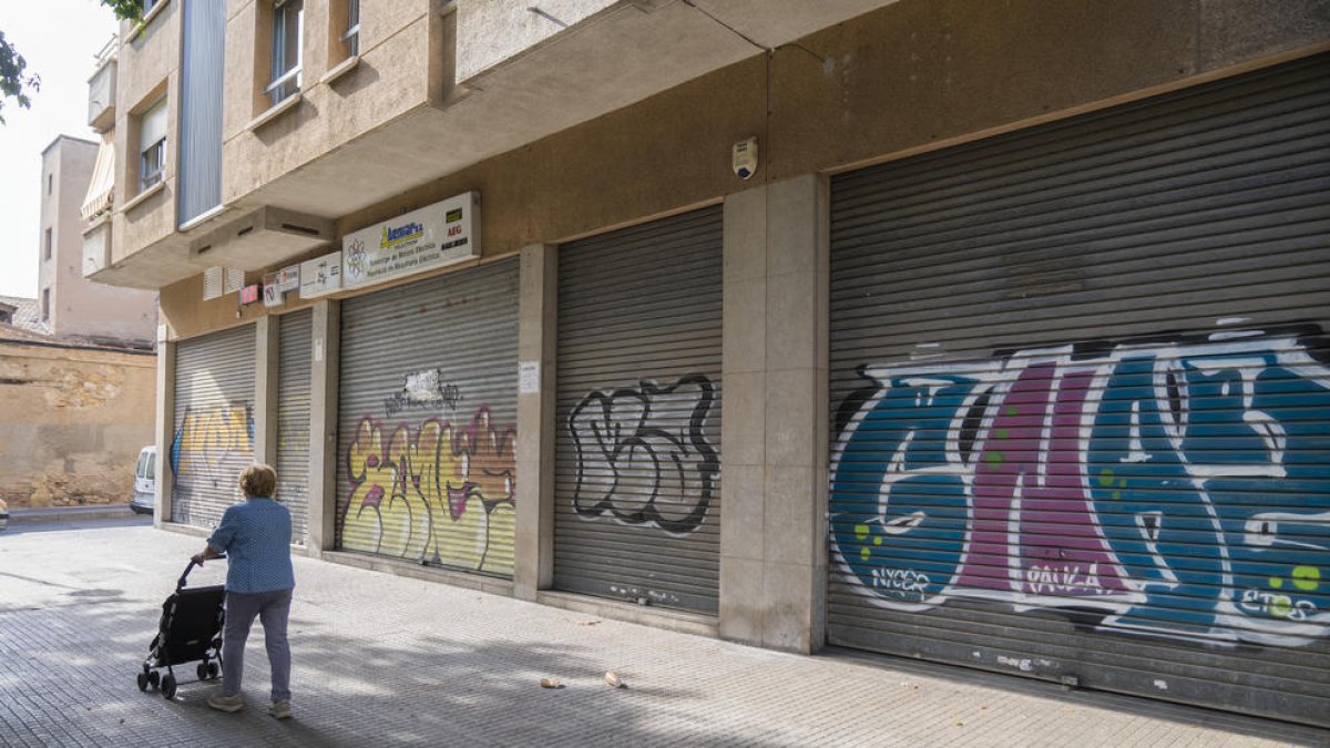 El barrio del Puerto de Tarragona pedirá al Ayuntamiento la limpieza de las pintadas vandálicas