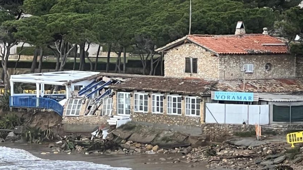 El temporal provoca el hundimiento del restaurante Voramar Cal Vitali en Altafulla