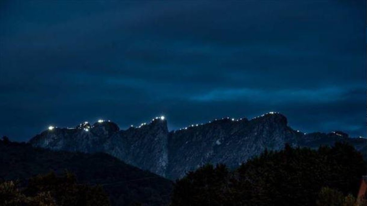 La ANC organiza una acción para iluminar las cumbres de los Pirineos