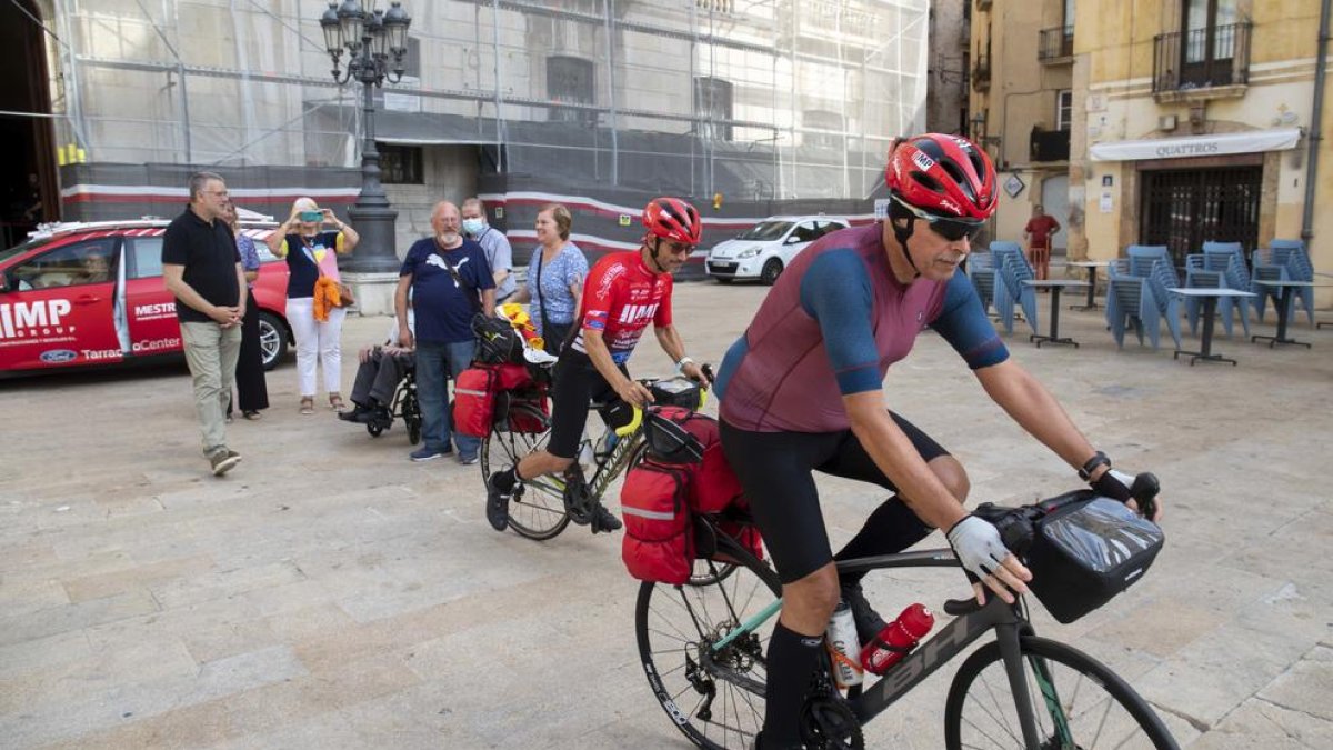 Los ciclistas Ricardo Mandrá y Pep Garcia inician el Camino de Santiago a favor de AFANOC