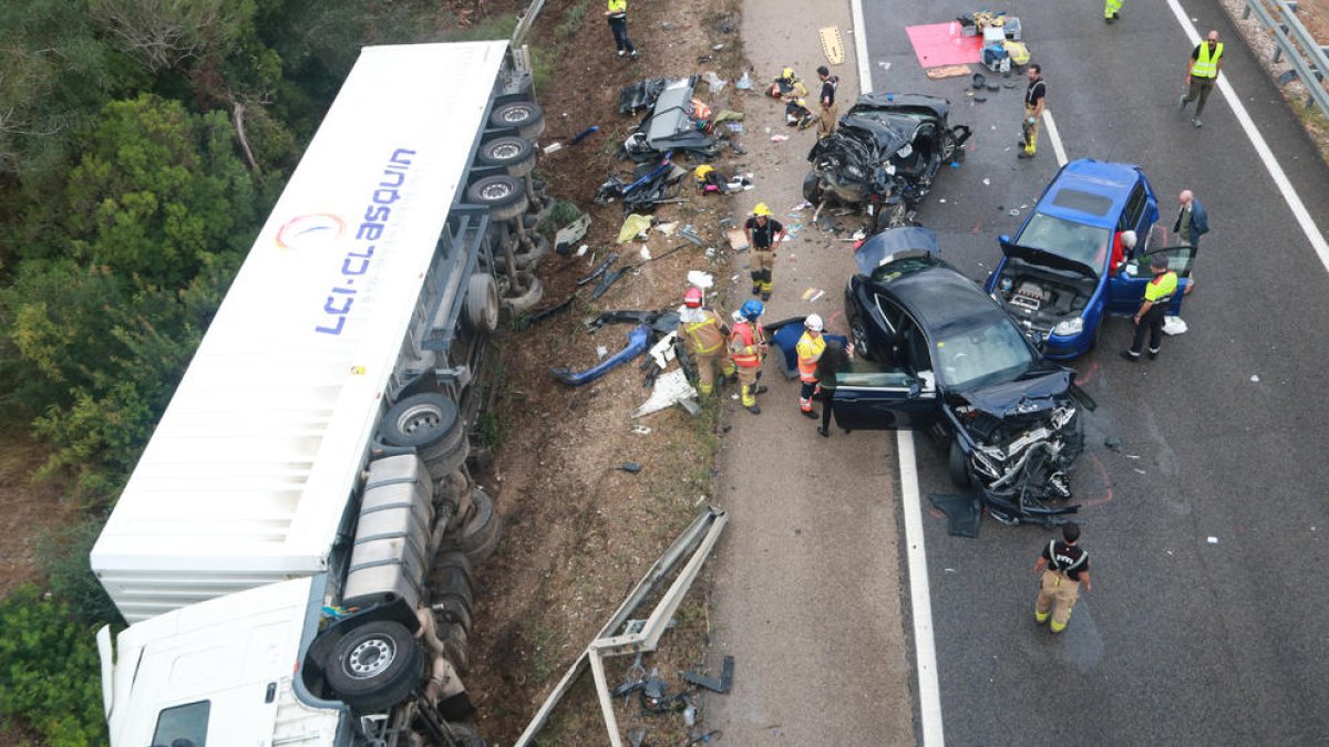 Set ferits en un accident múltiple entre un camió i quatre turismes a l'AP-7 a Amposta