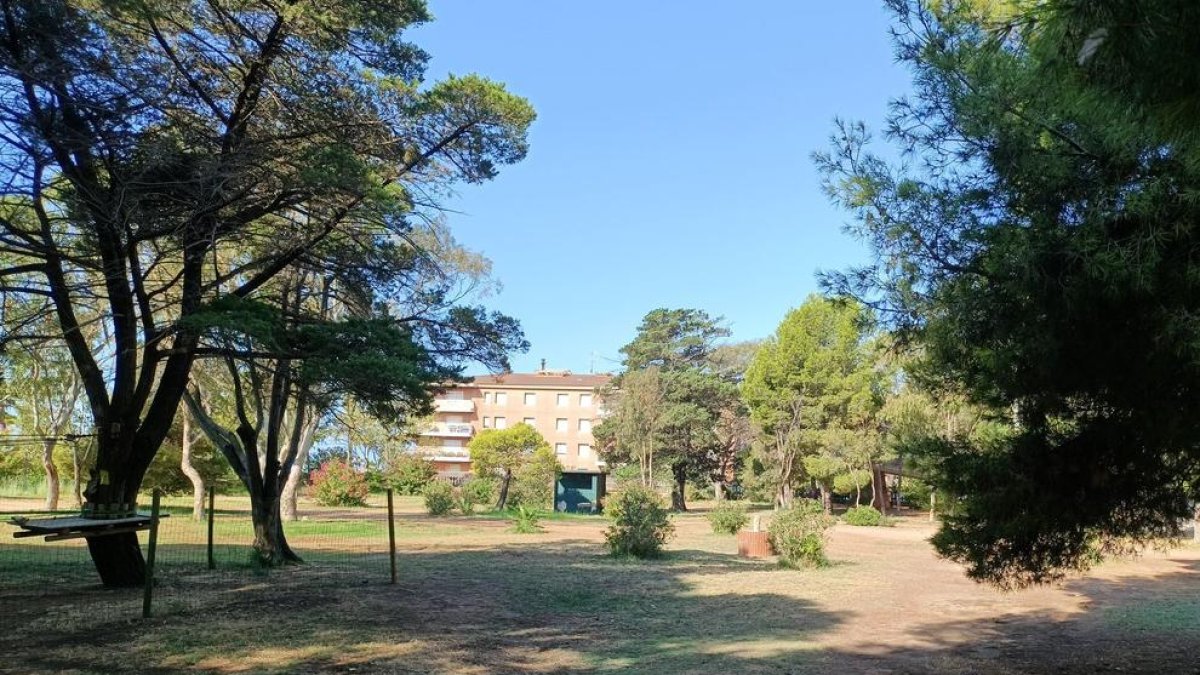Els jardins de l'Alberg de Coma-ruga acullen un festival de circ