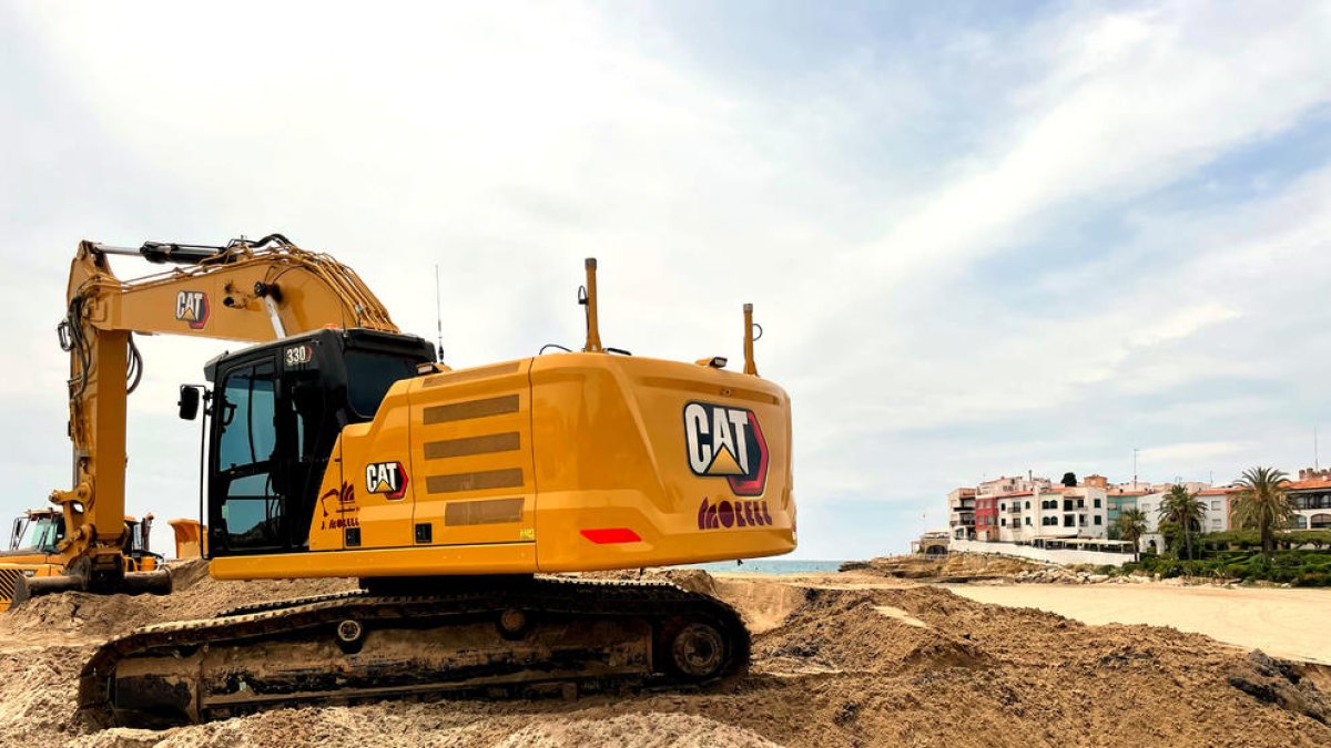 Costes inicia la regeneración de la playa Larga de Roda de Berà
