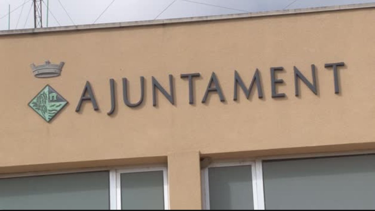 sortida, operació, caixes, Ajuntament de Deltebre, Mossos d'Esquadra, façana, agents, documentació