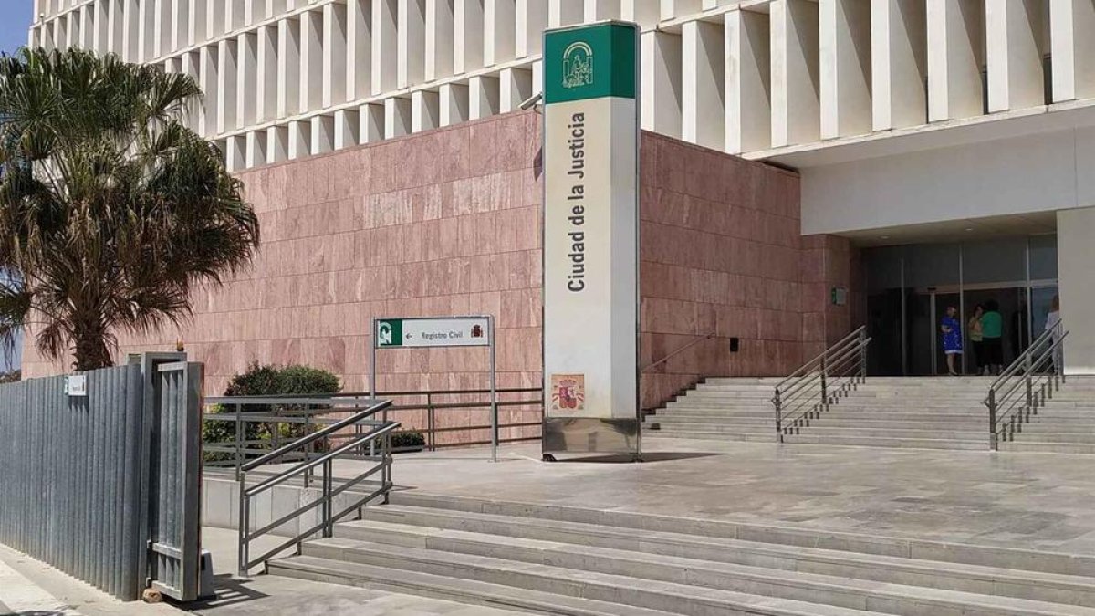 Demanen nou anys de presó per un home que va apunyalar el nuvi de la seva exparella a Màlaga