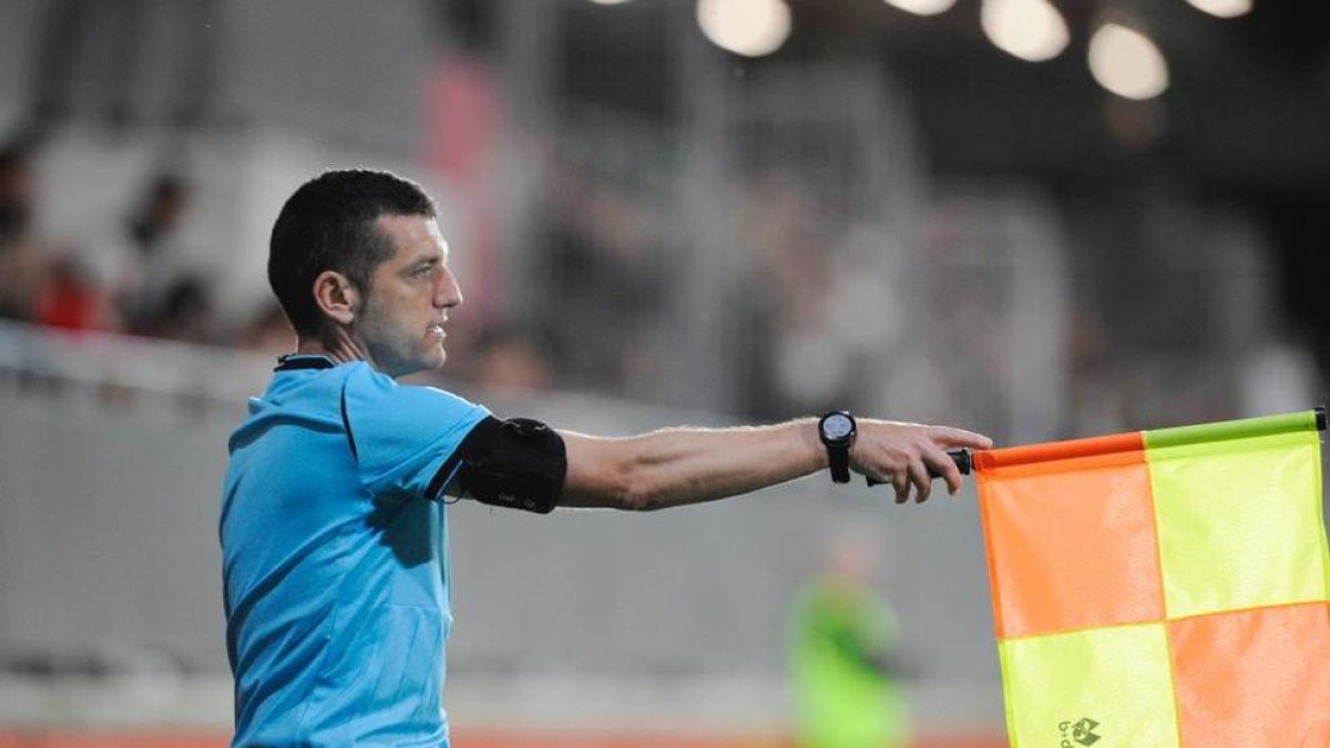 El linier tarraconense Jesús Mira también se juega el ascenso este sábado