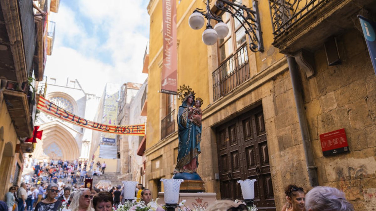 Nada evita que las calles de la Part Alta de Tarragona vibren con las fiestas del Roser