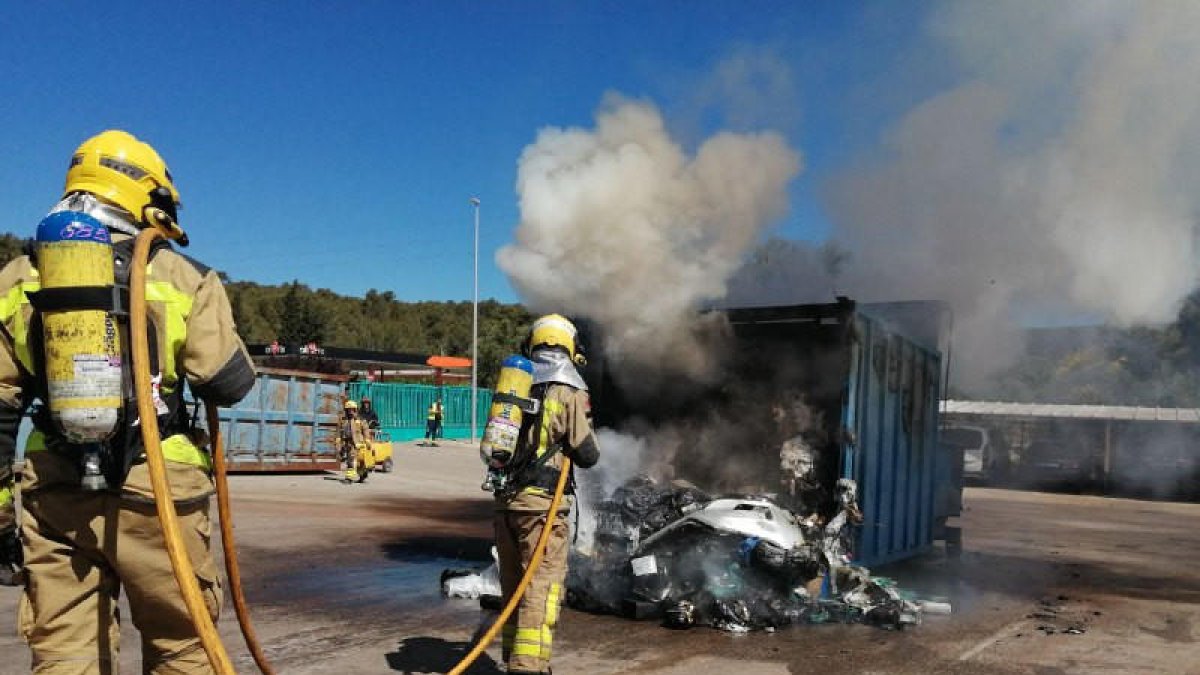 Activat el Plaseqta per un incendi que afecta una compactadora d'una empresa de reciclatge a Alcover