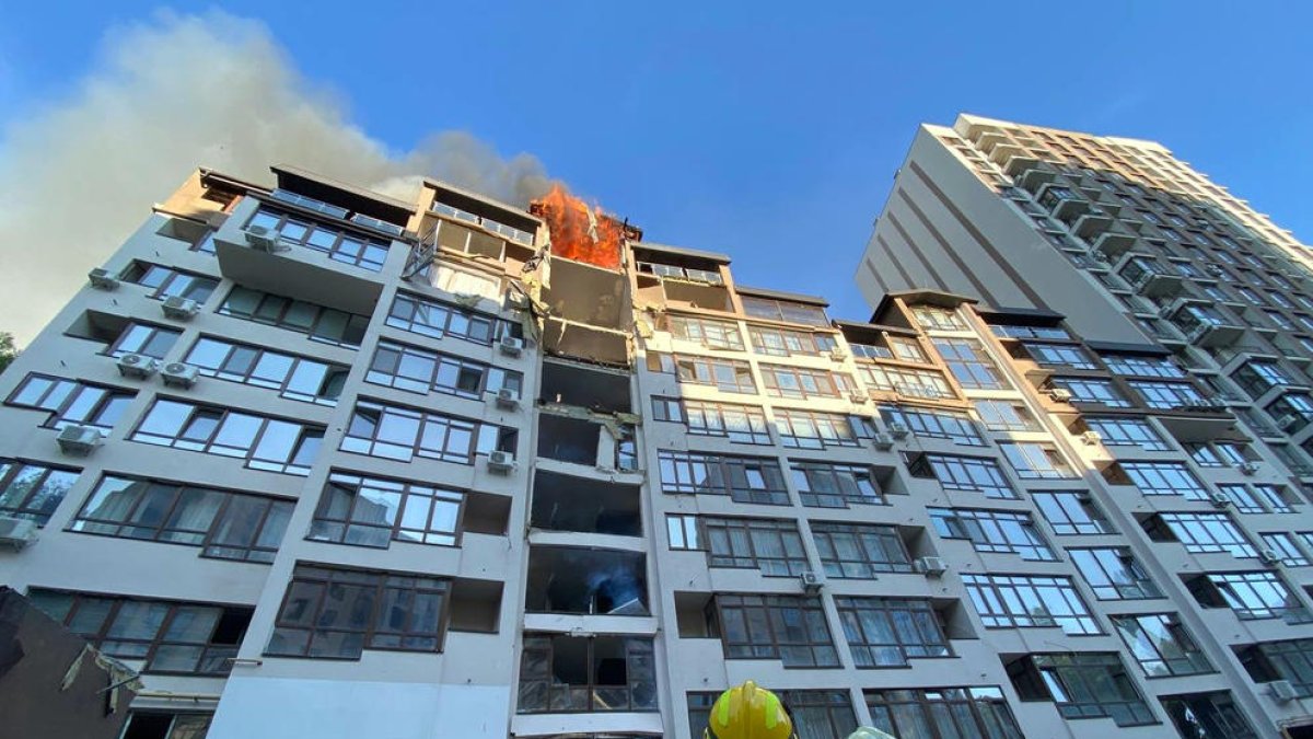 Al menos cuatro explosiones sacuden el centro de Kíiv después de varios meses sin ataques