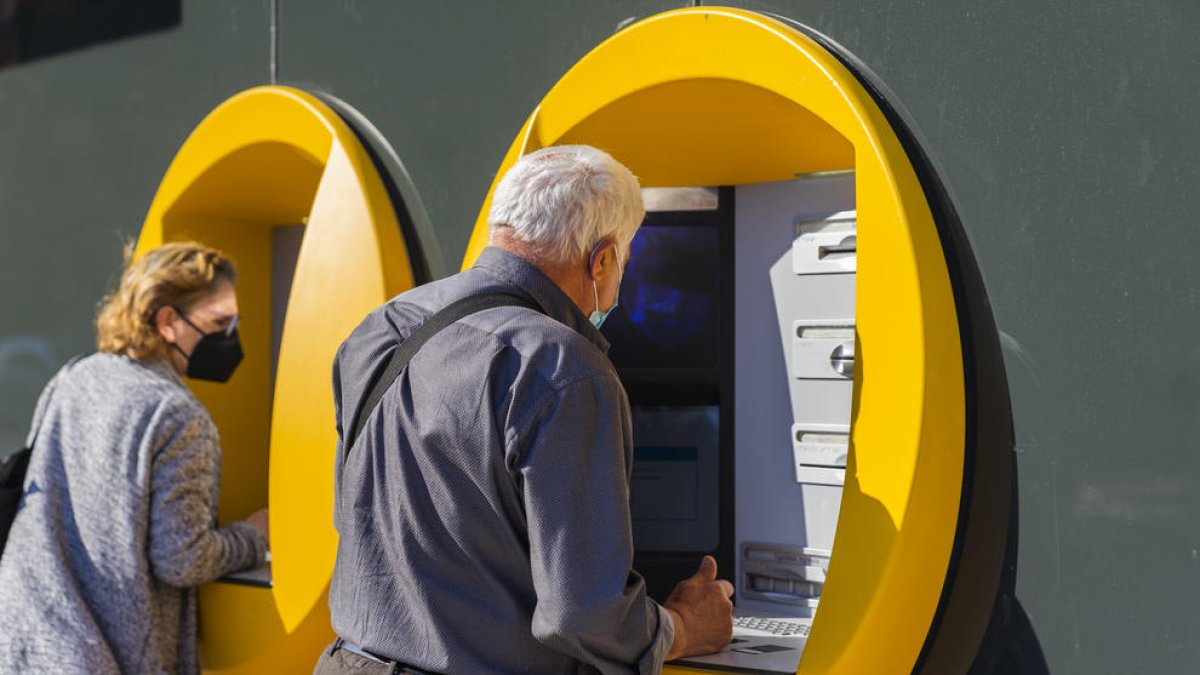 Veintitrés entidades suman fuerzas por el servicio deficiente de los bancos a las personas mayores