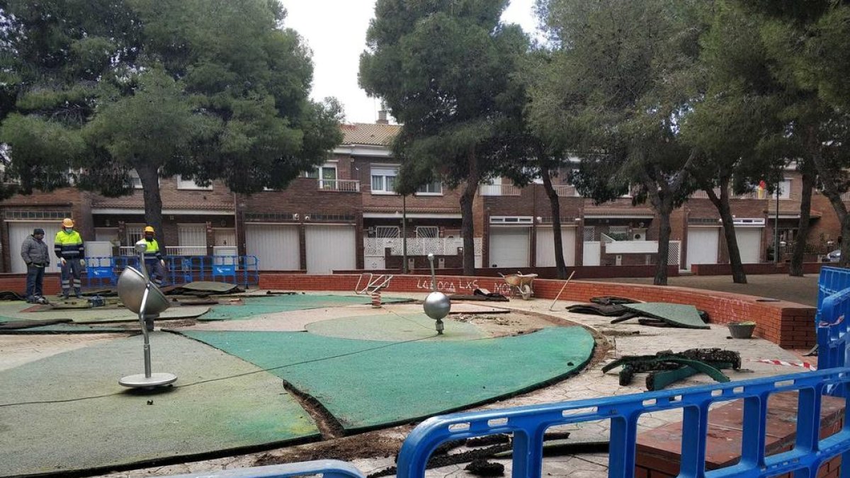 Comencen les reformes al parc infantil del carrer del Riu Anoia a Campclar