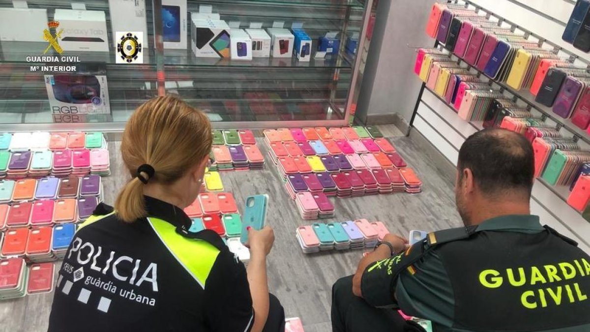 Más de 4.000 artículos de telefonía móvil decomisados en una operación policial en Reus